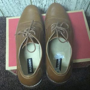 I’m selling men dress shoes